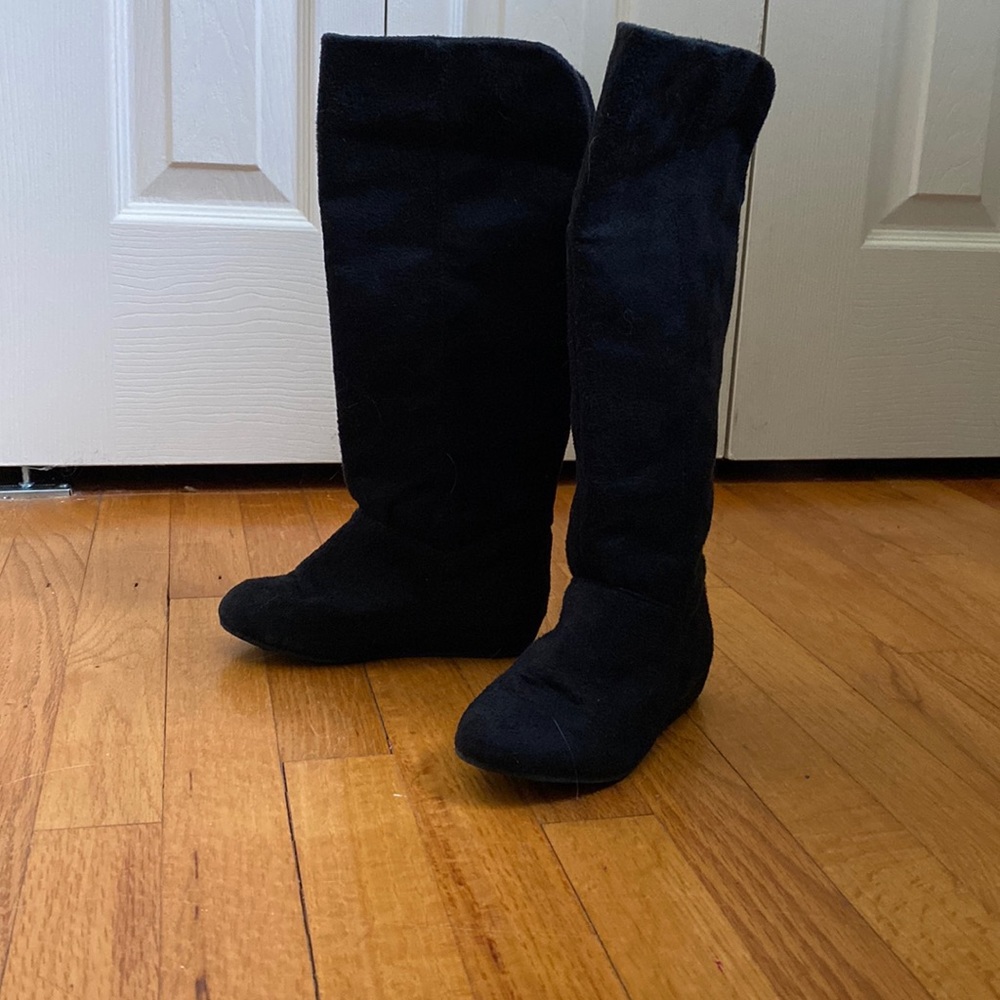 Super stylish -lttle girls, tall black “suede like” boots